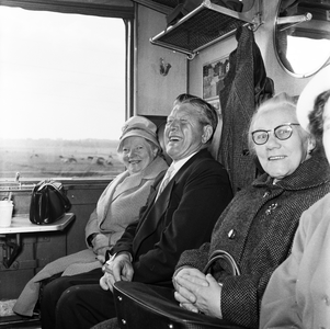 849035 Afbeelding van reizigers in een een coupé van een trein.N.B. Het gaat hier om personeelsleden van de dienst van ...